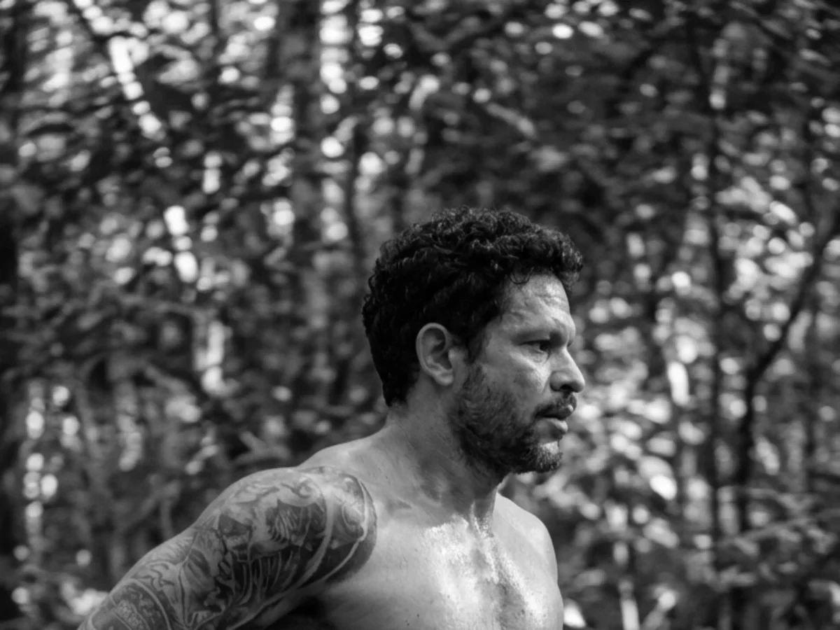 Homem correndo em trilha na natureza durante treino de performance